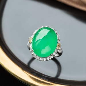 18K糯冰种翠绿翡翠戒指
