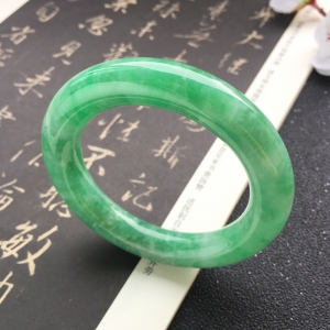 55mm糯冰种翠绿翡翠圆镯