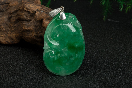 祖母绿和翡翠的区别，祖母绿和翡翠是同一种吗？