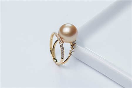 天然珍珠有哪些特征？怎样鉴别天然珍珠与养殖珍珠？