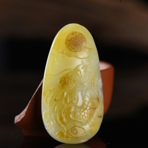 籽料和田玉黄沁飞龙在天吊坠