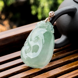 银镶糯冰种浅绿翡翠如意吊坠