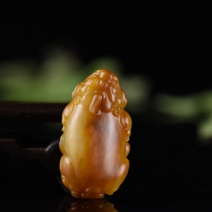 籽料和田玉黄沁貔貅吊坠