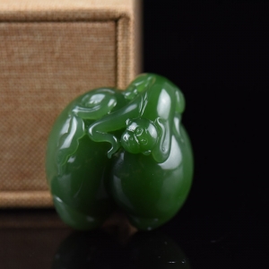 山料和田碧玉灵猴献寿吊坠