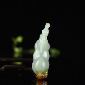 俏色籽料和田玉骏马奔腾吊坠