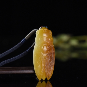 籽料和田玉黄沁一鸣惊人吊坠