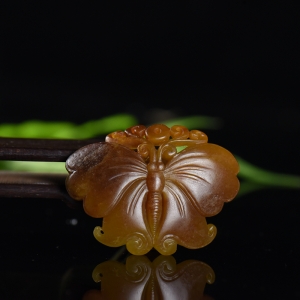 籽料和田玉黄沁蝴蝶吊坠