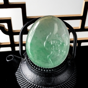 糯冰种豆绿翡翠幽莲吊坠