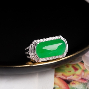 18K糯冰种阳绿翡翠戒指