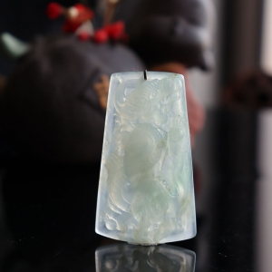 冰种飘花翡翠龙腾万里吊坠