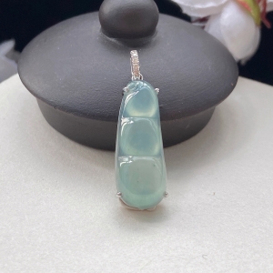 18K冰种翡翠福豆吊坠