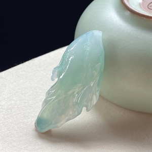 糯冰种浅水绿翡翠金鱼吊坠
