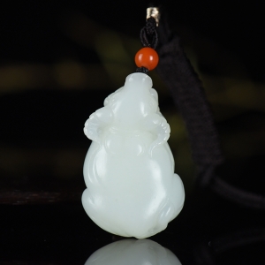 籽料和田白玉牛吊坠