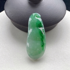 糯冰种带色翡翠福豆吊坠
