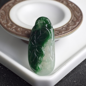糯冰种俏色翡翠连年有余吊坠
