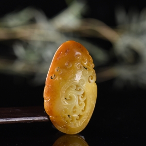 籽料和田玉黄沁龙凤牌吊坠