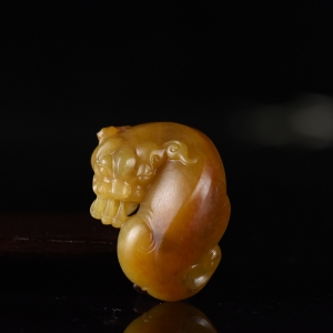 籽料和田玉黄沁貔貅吊坠