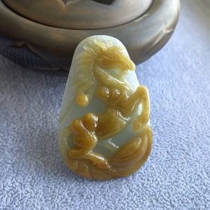 糯冰种黄翡马到成功吊坠
