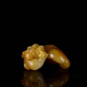 籽料和田玉黄沁貔貅吊坠