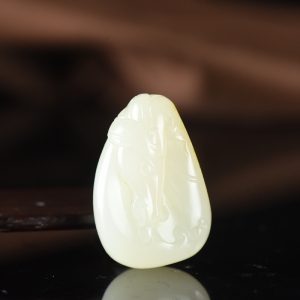 籽料和田白玉马到成功吊坠