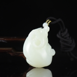 山料和田白玉牛吊坠