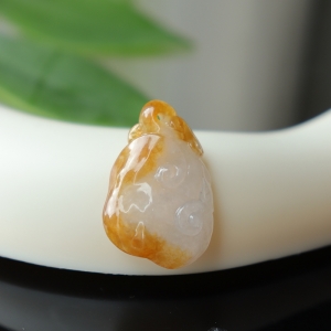 糯冰种俏色黄翡如意吊坠