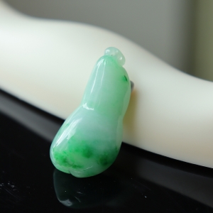 糯种飘翠翡翠福瓜吊坠