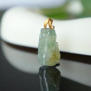 18k糯冰种翡翠节节高吊坠