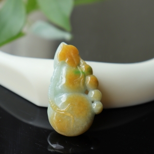 糯种黄加绿翡翠葫芦吊坠