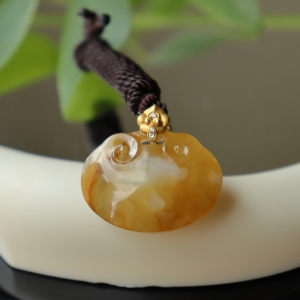 18k糯冰种黄翡如意锁吊坠