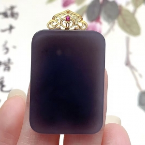 18K烟紫和田玉无事牌吊坠
