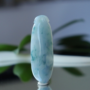 糯冰种紫罗兰飘花翡翠福瓜吊坠