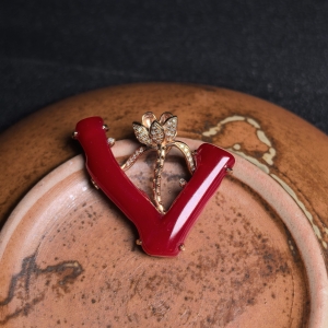 18K阿卡牛血红珊瑚树枝吊坠