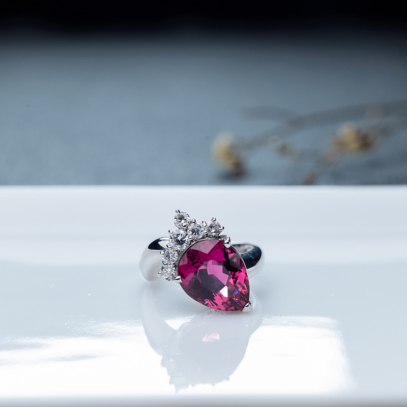 18K金镶钻巴西天然玫红碧玺戒指-红掌柜