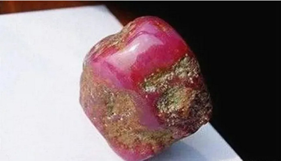 红宝石原石图片