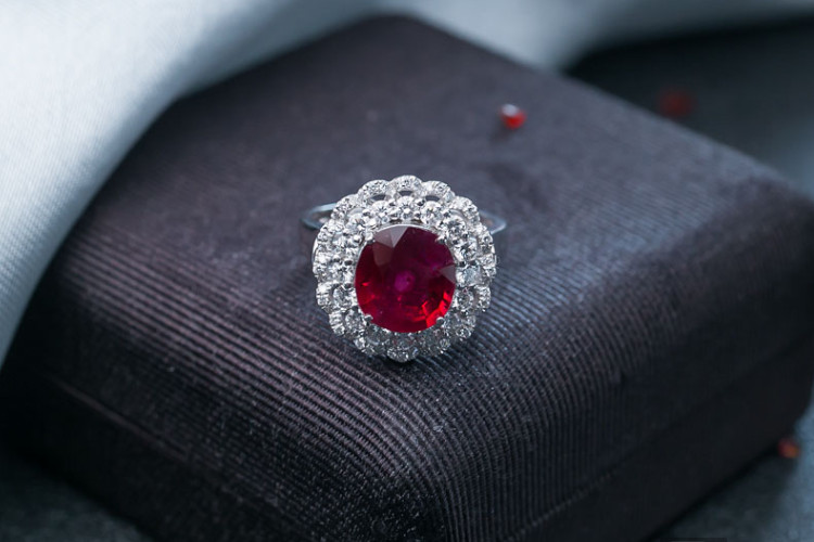 买红宝石戒指时要注意些什么？如何选购红宝石戒指