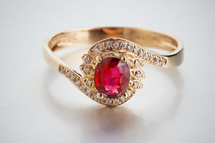 红宝石戒指价格多少钱？怎样挑选红宝石戒指