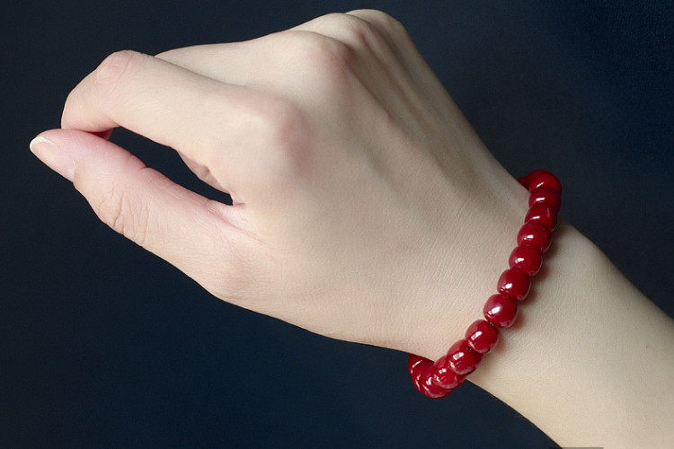 佩戴红珊瑚手链有很多好处，但要怎样保养红珊瑚手链呢？-第1张图片-趣盘玩