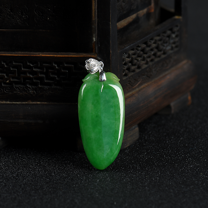 缅甸天然豆种翠绿翡翠福瓜吊坠-红掌柜