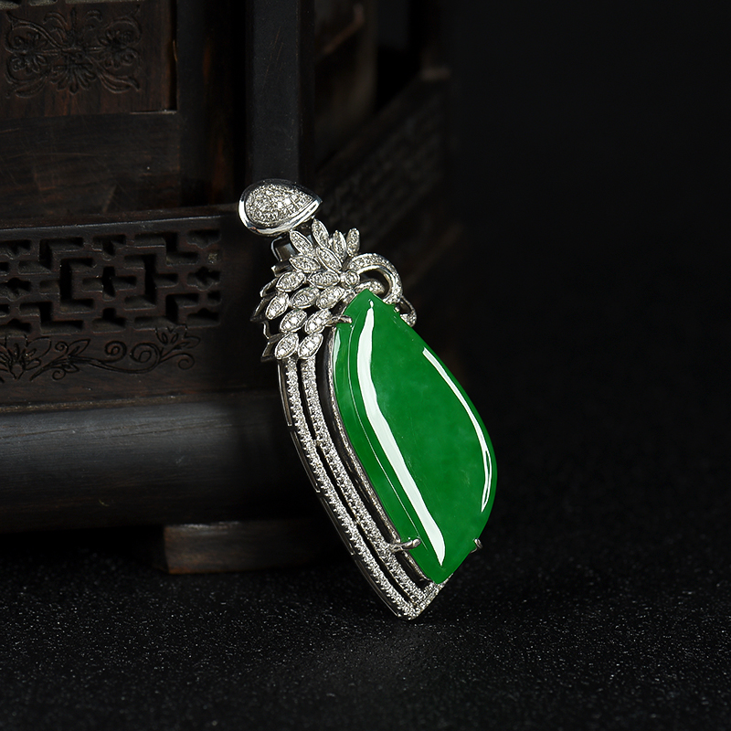 天然糯种翠绿翡翠吊坠-红掌柜