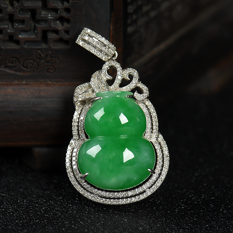 缅甸天然豆种翠绿翡翠吊坠-红掌柜