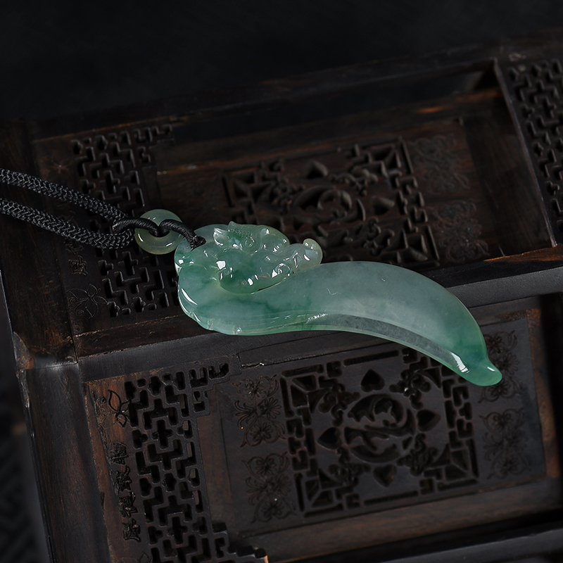 缅甸天然糯冰种翡翠龙钩吊坠-红掌柜