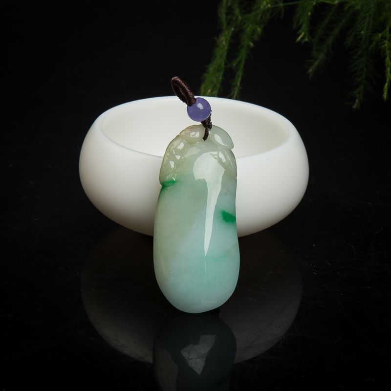 豆种俏色翡翠福寿吊坠-红掌柜