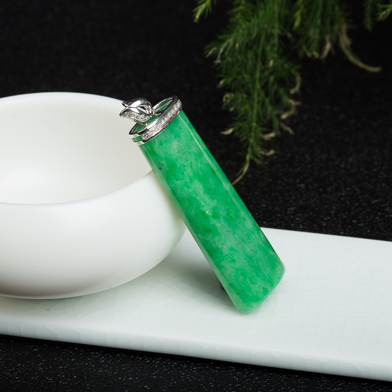 18k天然缅甸豆种豆绿翡翠吊坠-红掌柜