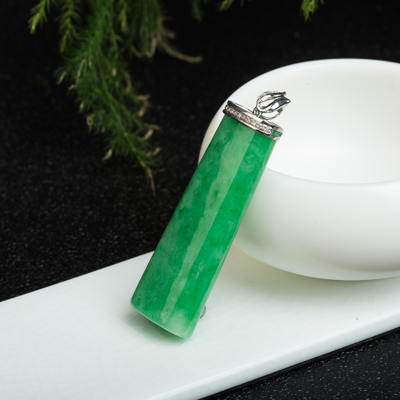 18k天然缅甸豆绿翡翠无事牌吊坠-红掌柜