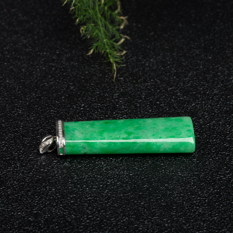 18k缅甸豆种豆绿翡翠无事牌吊坠-红掌柜