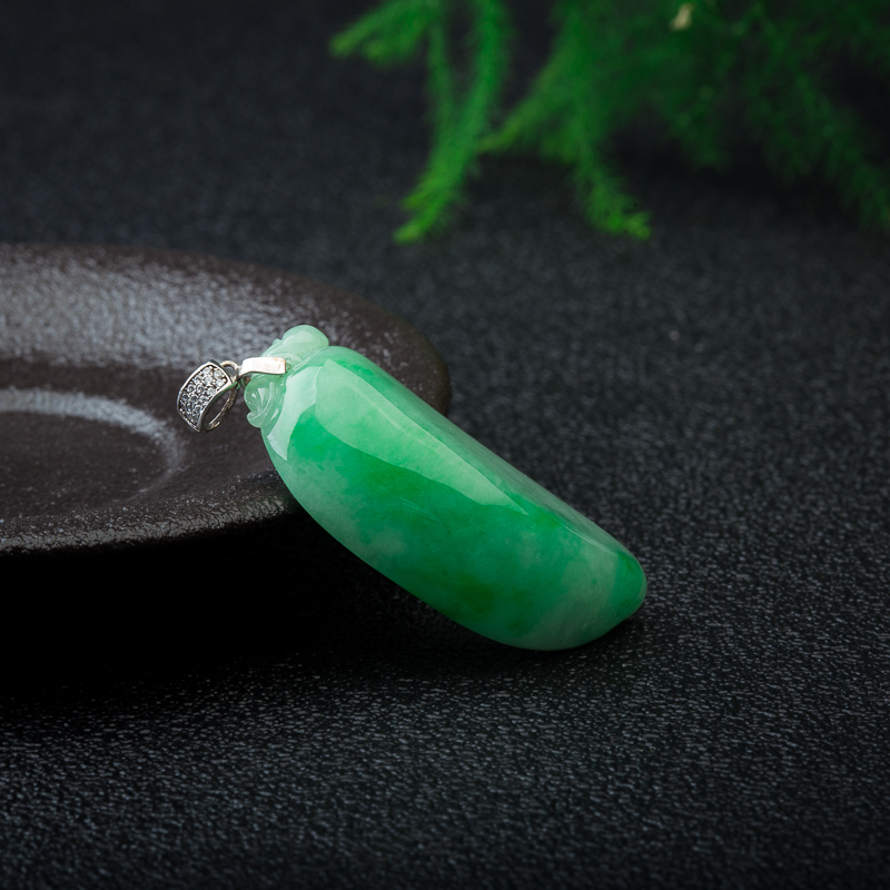 银镶天然缅甸豆种飘翠翡翠吊坠-红掌柜