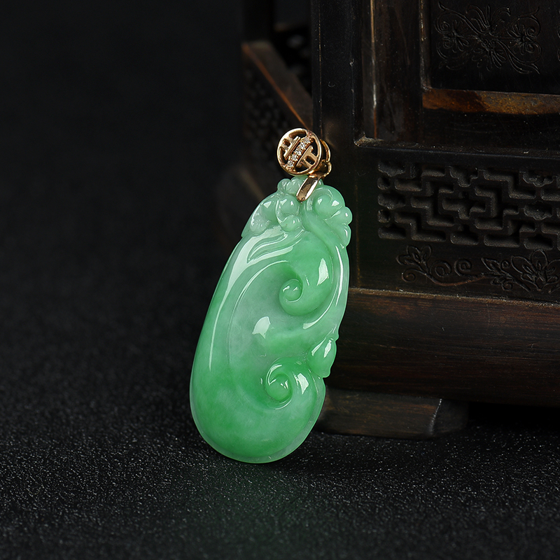 缅甸豆种翠绿翡翠如意吊坠-红掌柜