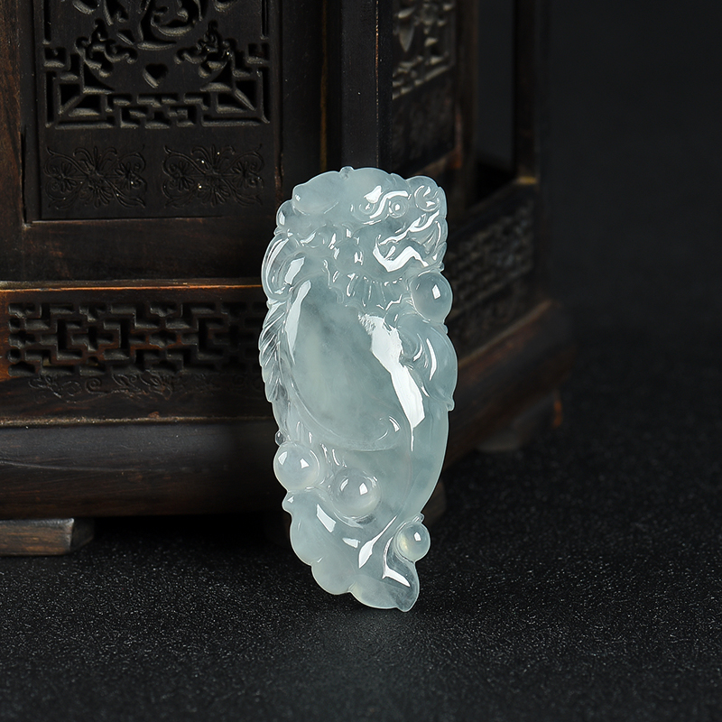 糯冰种浅绿翡翠龙鱼吊坠-红掌柜