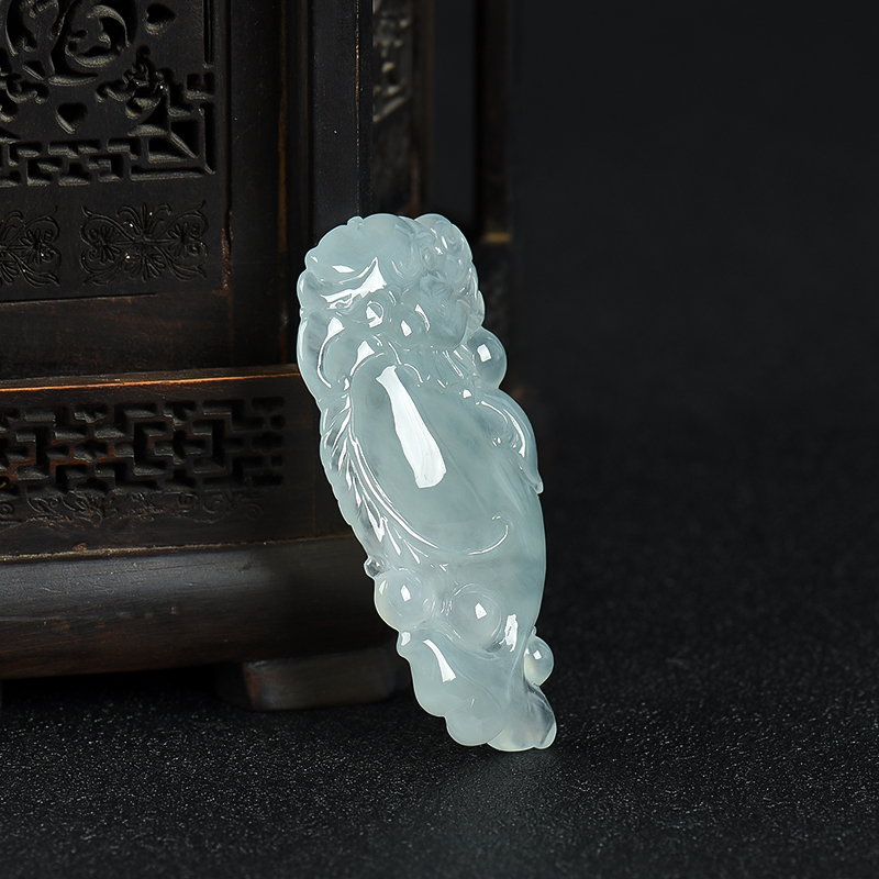 天然糯冰种浅绿翡翠龙鱼吊坠-红掌柜